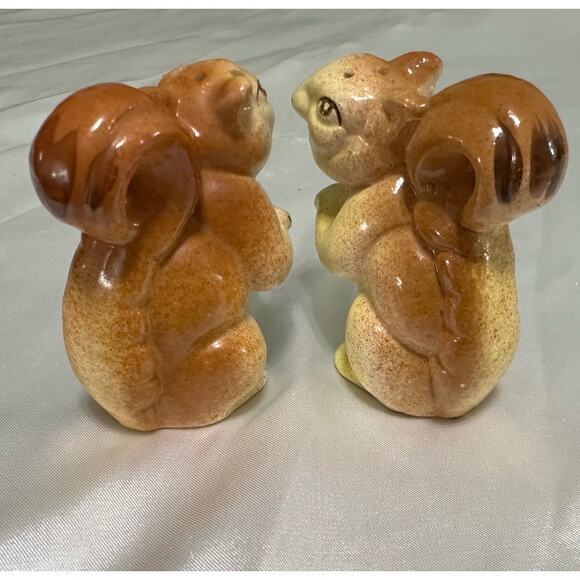 Vintage Standing Squirrel Ceramic Salt and Pepper Shakers - Made in Japan - Picture 2 of 6